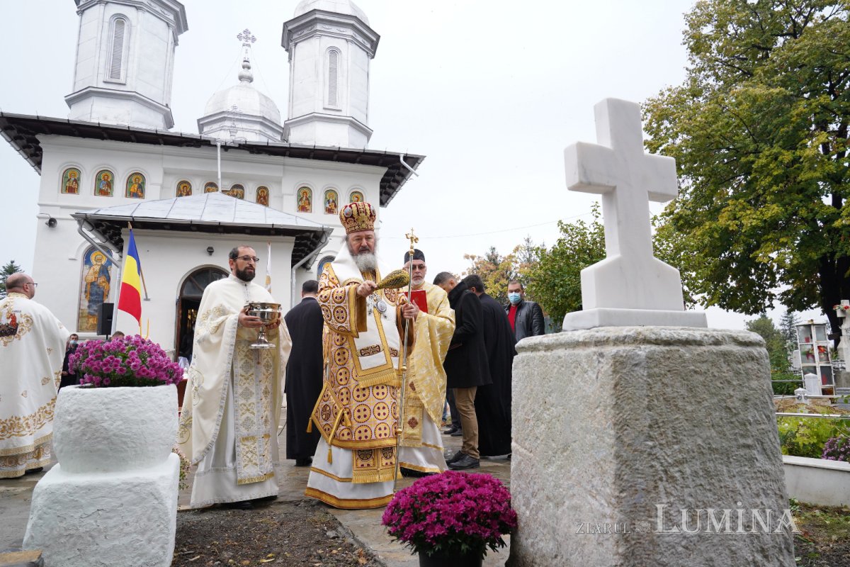 Binecuvântare arhierească la centenarul bisericii parohiei prahovene Fântânele 188526