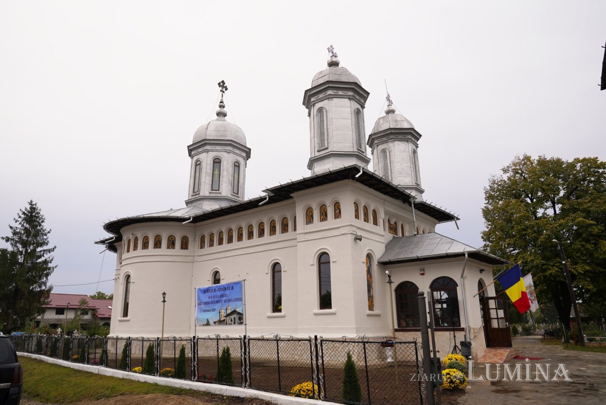 Binecuvântare arhierească la centenarul bisericii parohiei prahovene Fântânele 188527