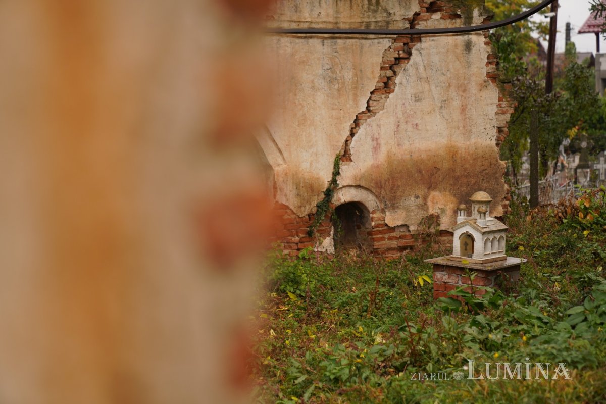 Binecuvântare arhierească la centenarul bisericii parohiei prahovene Fântânele 188531