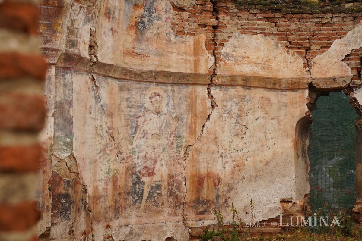 Binecuvântare arhierească la centenarul bisericii parohiei prahovene Fântânele 188532