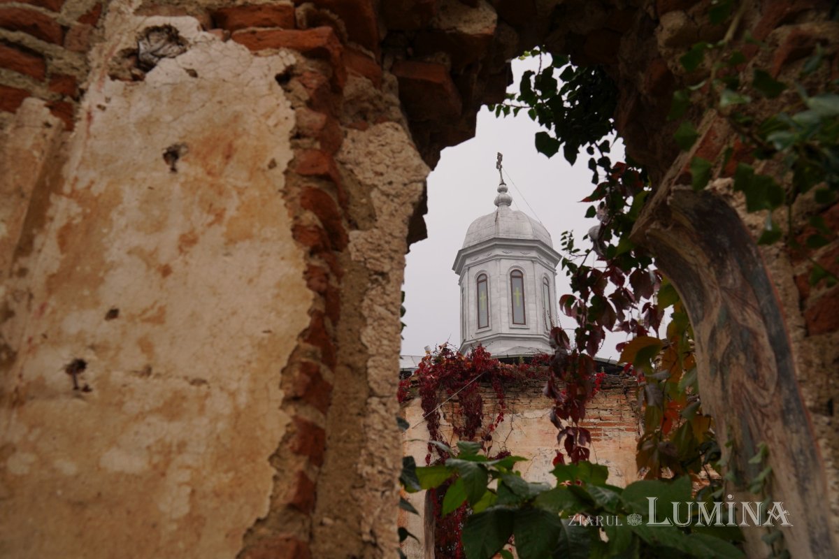 Binecuvântare arhierească la centenarul bisericii parohiei prahovene Fântânele 188533
