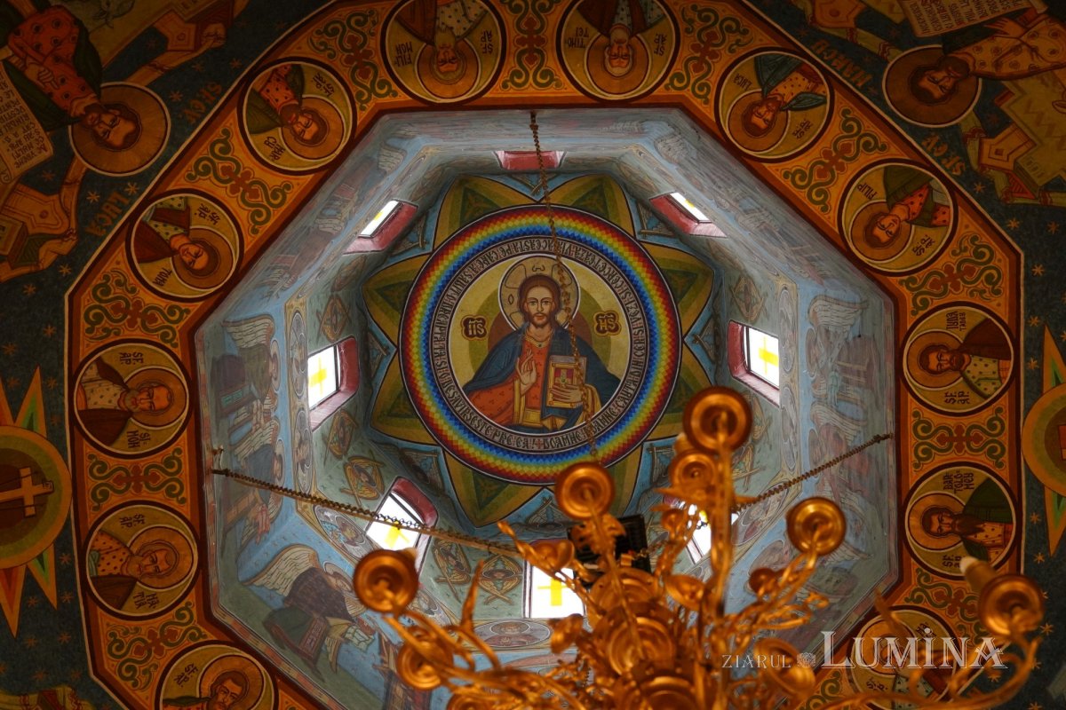 Binecuvântare arhierească la centenarul bisericii parohiei prahovene Fântânele 188534