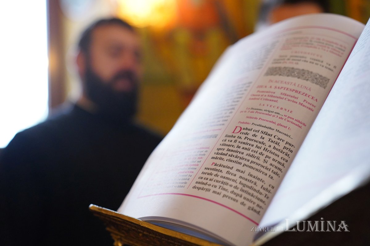 Binecuvântare arhierească la centenarul bisericii parohiei prahovene Fântânele 188535