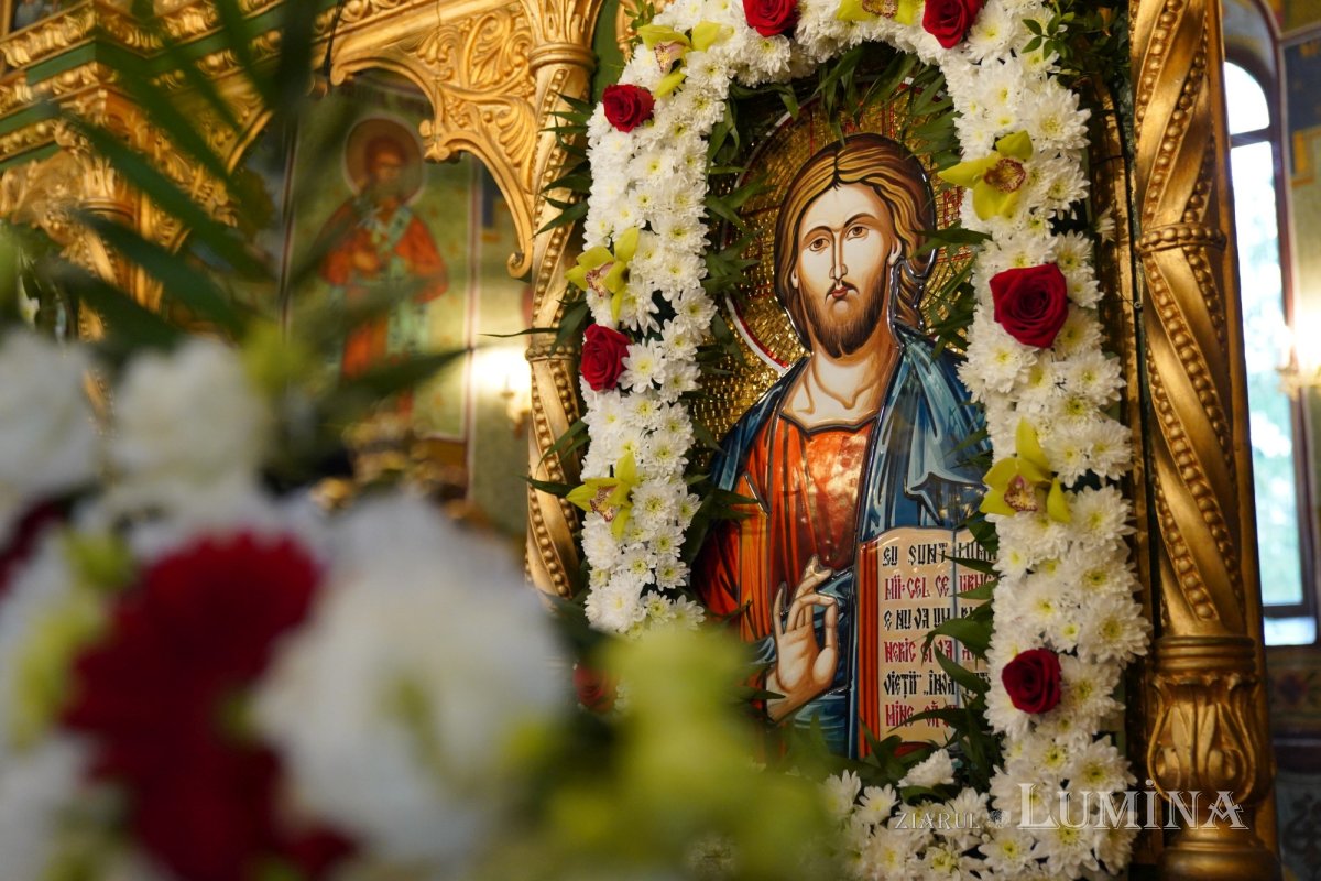 Binecuvântare arhierească la centenarul bisericii parohiei prahovene Fântânele 188536