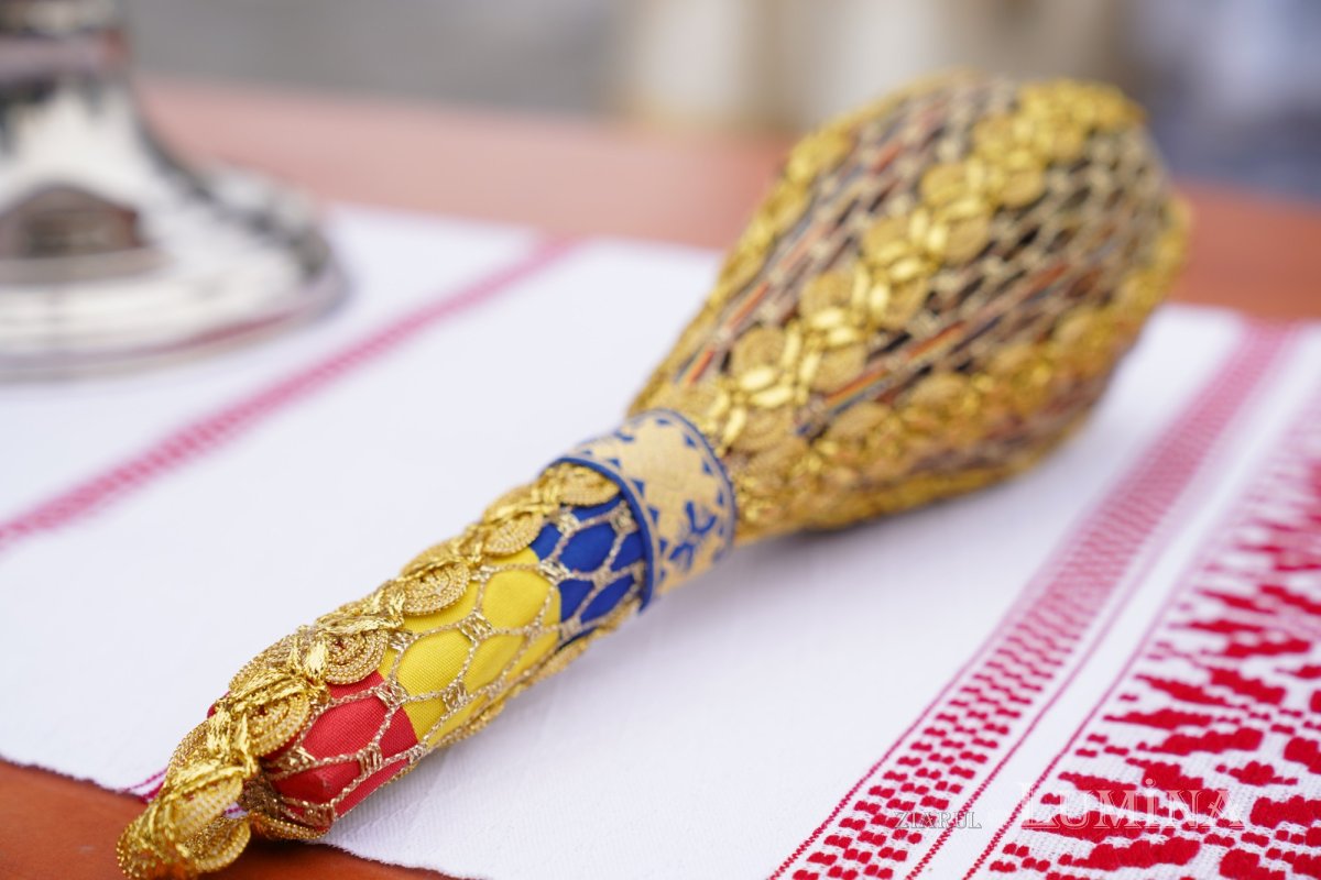 Binecuvântare arhierească la centenarul bisericii parohiei prahovene Fântânele 188537