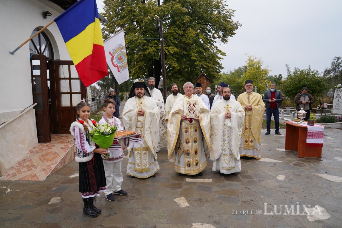 Binecuvântare arhierească la centenarul bisericii parohiei prahovene Fântânele 188538
