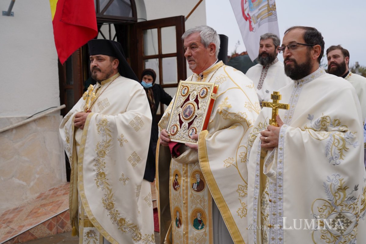 Binecuvântare arhierească la centenarul bisericii parohiei prahovene Fântânele 188539