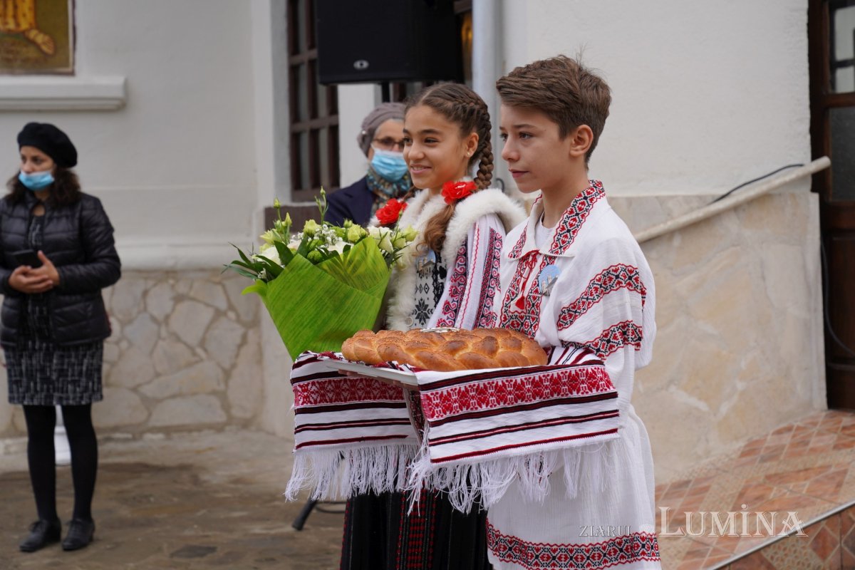 Binecuvântare arhierească la centenarul bisericii parohiei prahovene Fântânele 188540