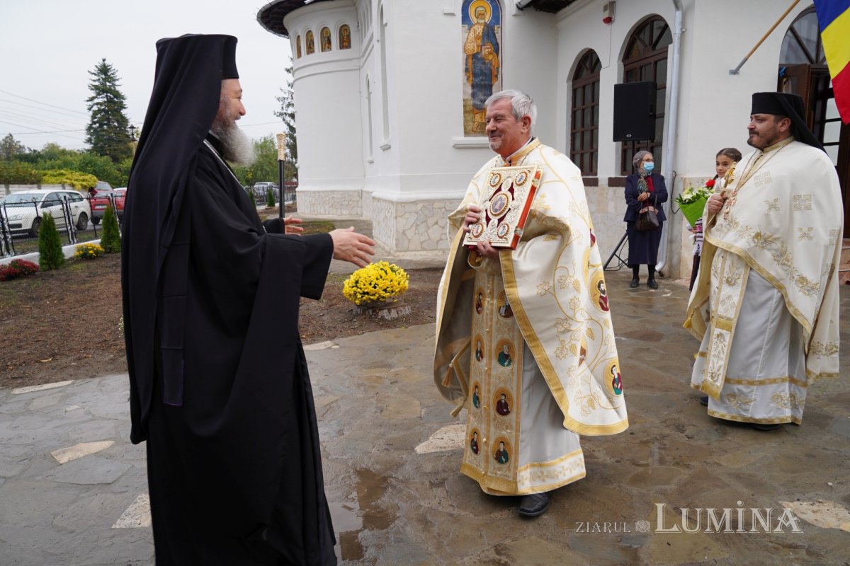 Binecuvântare arhierească la centenarul bisericii parohiei prahovene Fântânele 188541