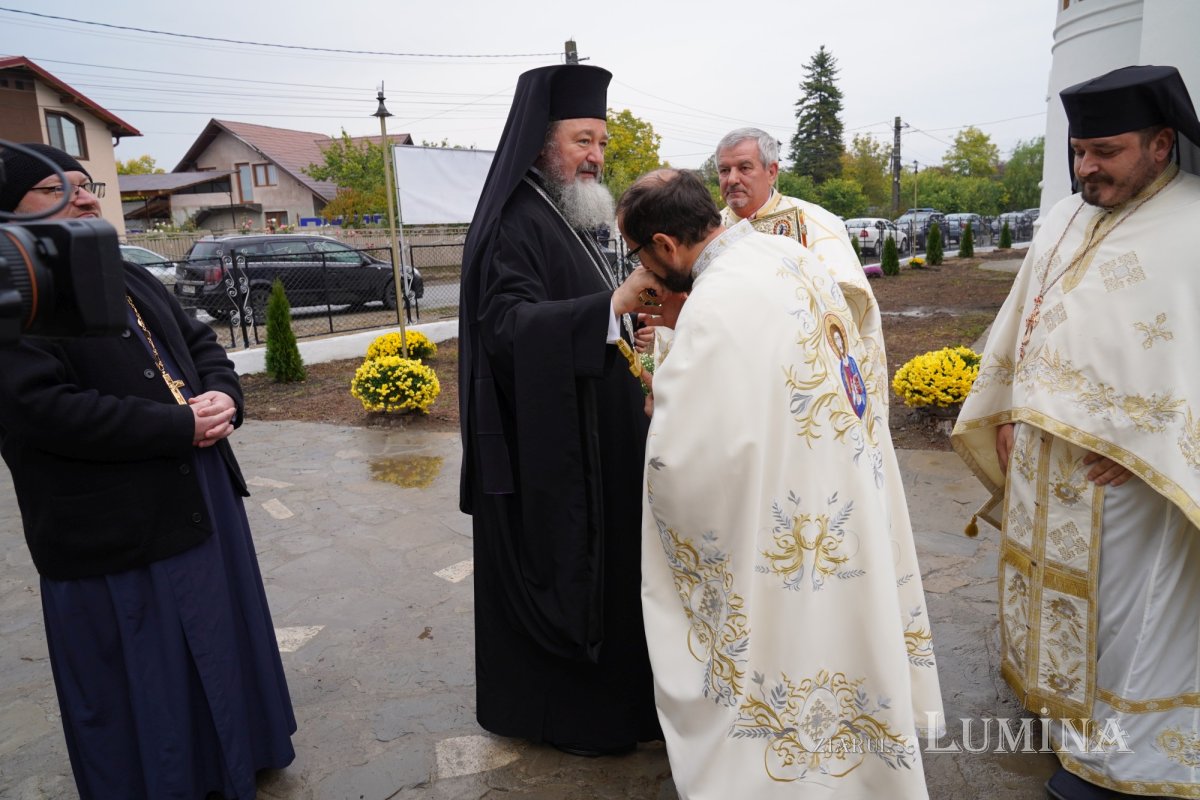 Binecuvântare arhierească la centenarul bisericii parohiei prahovene Fântânele 188542
