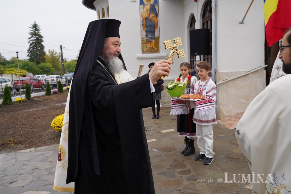 Binecuvântare arhierească la centenarul bisericii parohiei prahovene Fântânele 188543