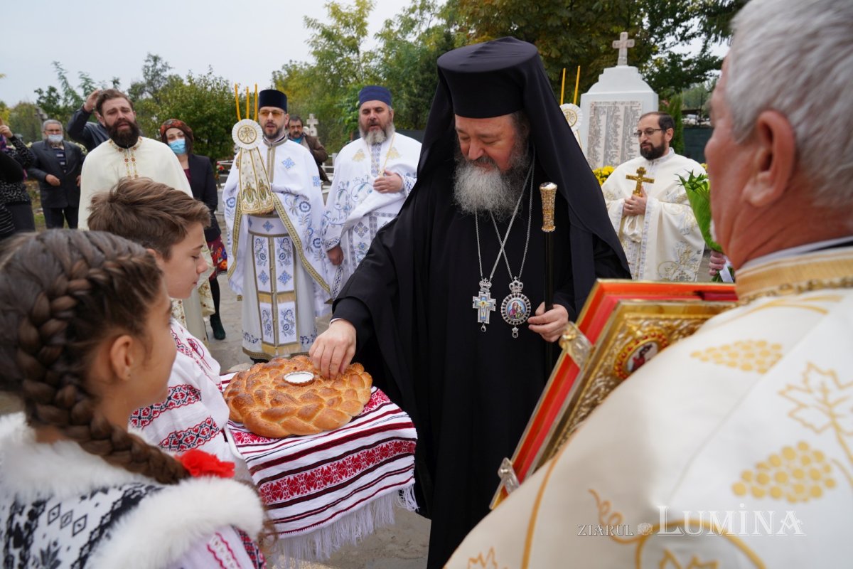 Binecuvântare arhierească la centenarul bisericii parohiei prahovene Fântânele 188544