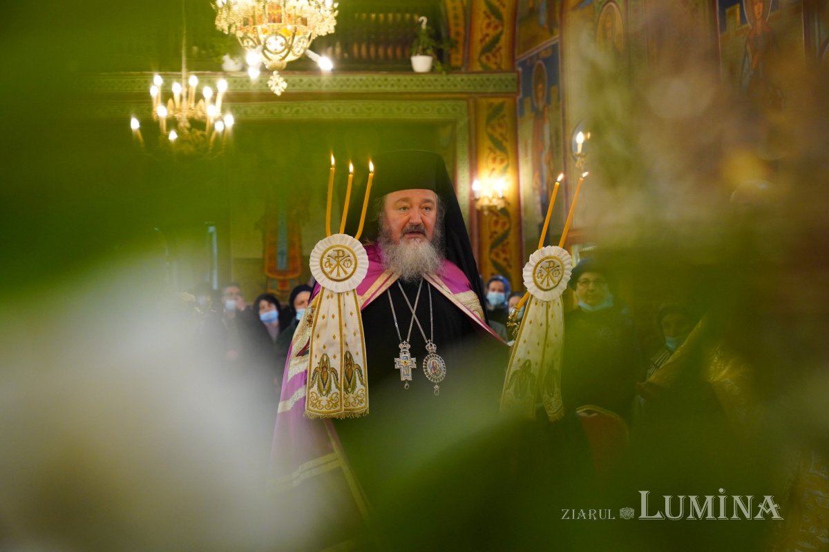 Binecuvântare arhierească la centenarul bisericii parohiei prahovene Fântânele 188545