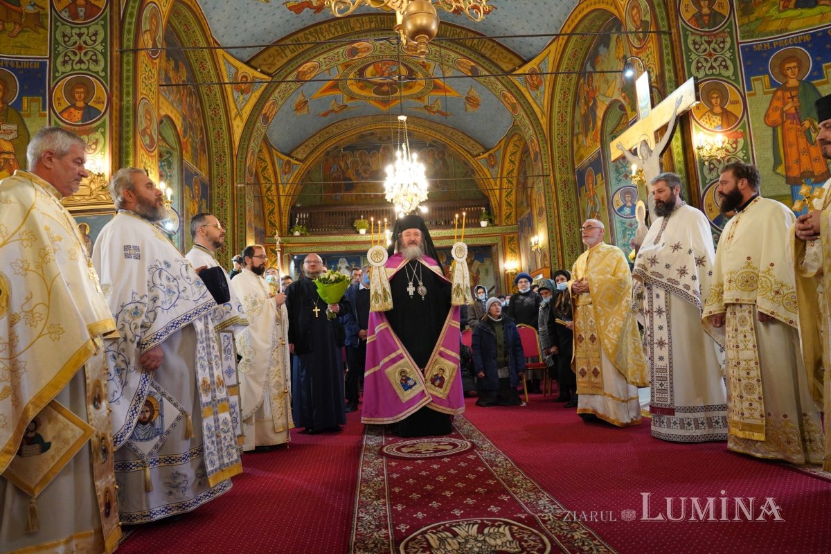 Binecuvântare arhierească la centenarul bisericii parohiei prahovene Fântânele 188546