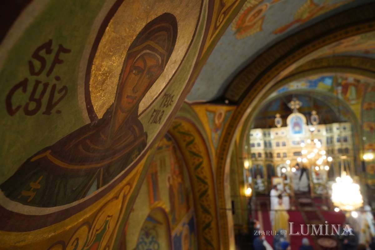 Binecuvântare arhierească la centenarul bisericii parohiei prahovene Fântânele 188547