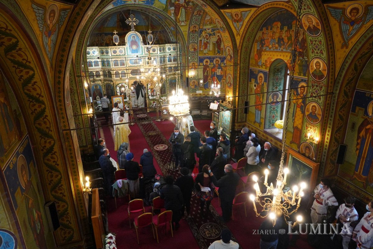 Binecuvântare arhierească la centenarul bisericii parohiei prahovene Fântânele 188548