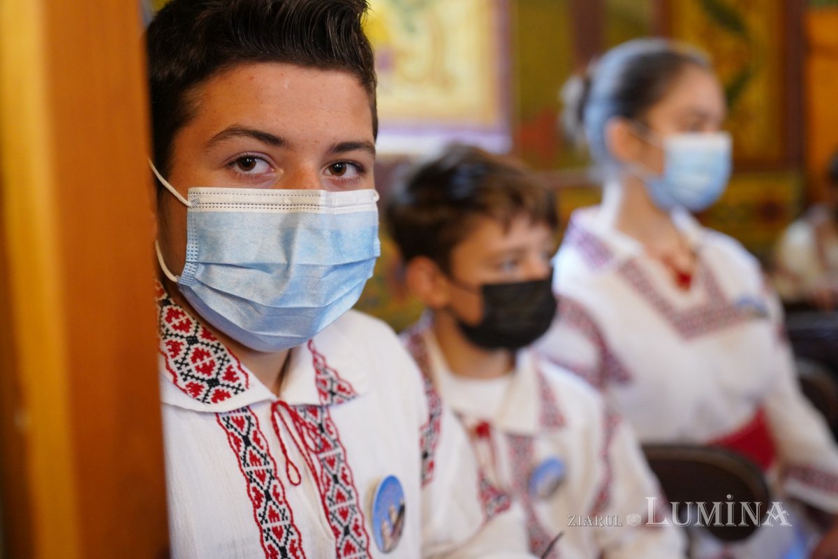 Binecuvântare arhierească la centenarul bisericii parohiei prahovene Fântânele 188549