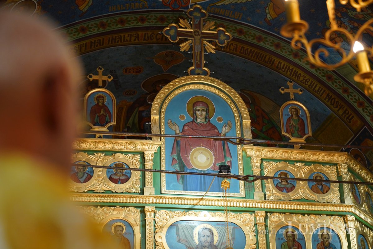 Binecuvântare arhierească la centenarul bisericii parohiei prahovene Fântânele 188550