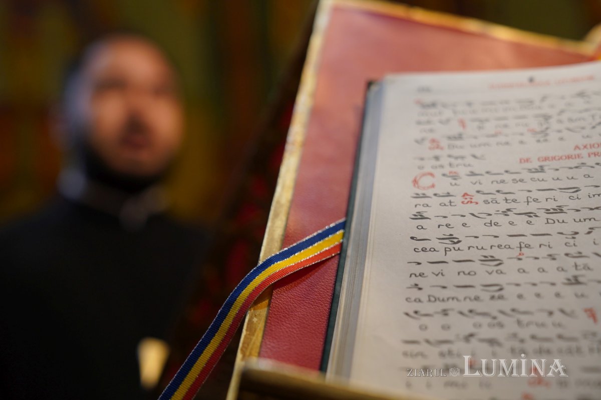 Binecuvântare arhierească la centenarul bisericii parohiei prahovene Fântânele 188553