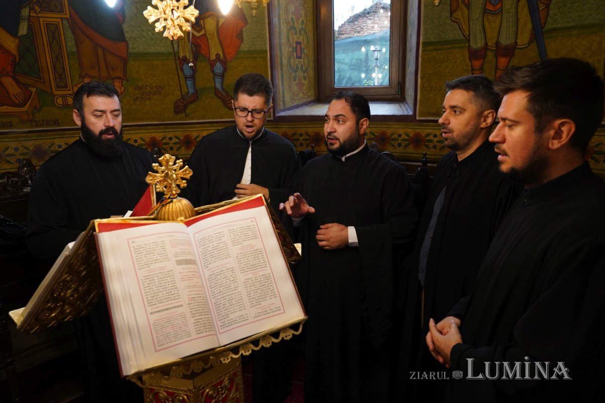 Binecuvântare arhierească la centenarul bisericii parohiei prahovene Fântânele 188554