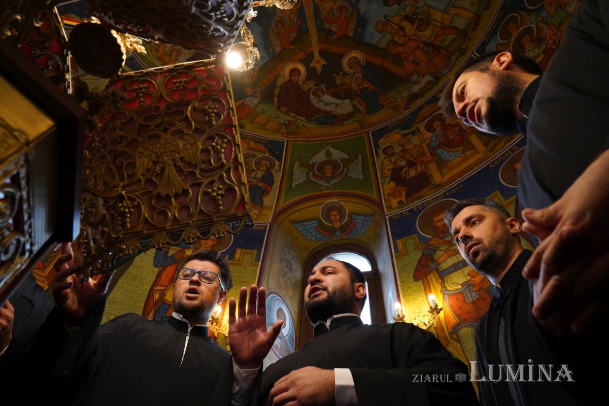 Binecuvântare arhierească la centenarul bisericii parohiei prahovene Fântânele 188555