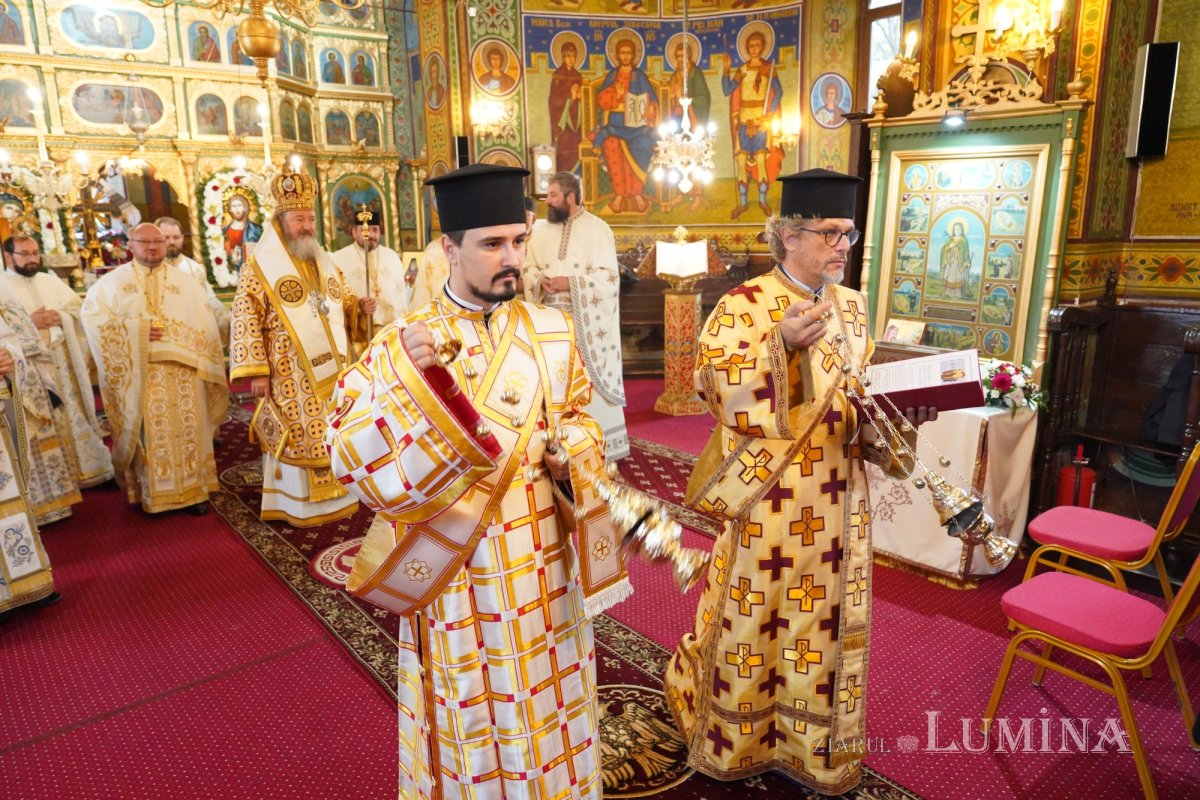 Binecuvântare arhierească la centenarul bisericii parohiei prahovene Fântânele 188556