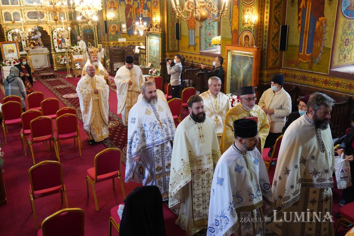 Binecuvântare arhierească la centenarul bisericii parohiei prahovene Fântânele 188557