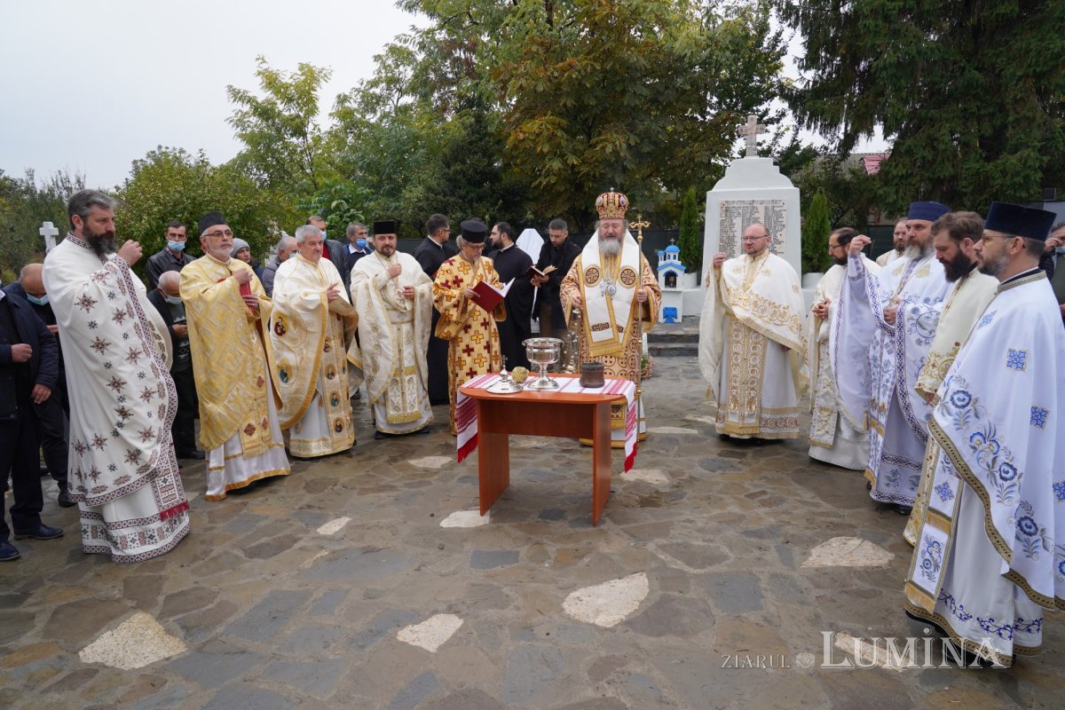 Binecuvântare arhierească la centenarul bisericii parohiei prahovene Fântânele 188558