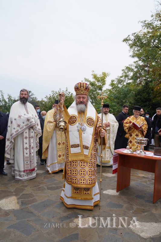 Binecuvântare arhierească la centenarul bisericii parohiei prahovene Fântânele 188559