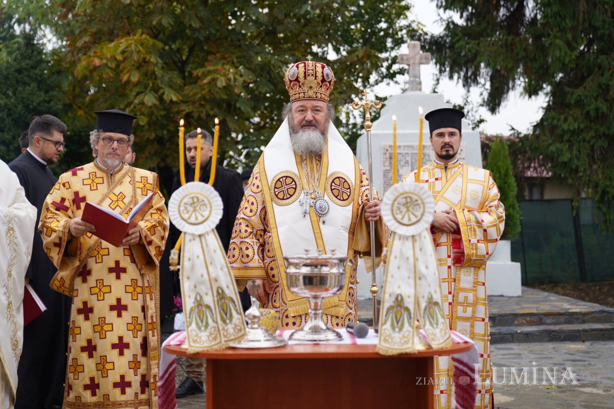 Binecuvântare arhierească la centenarul bisericii parohiei prahovene Fântânele 188560