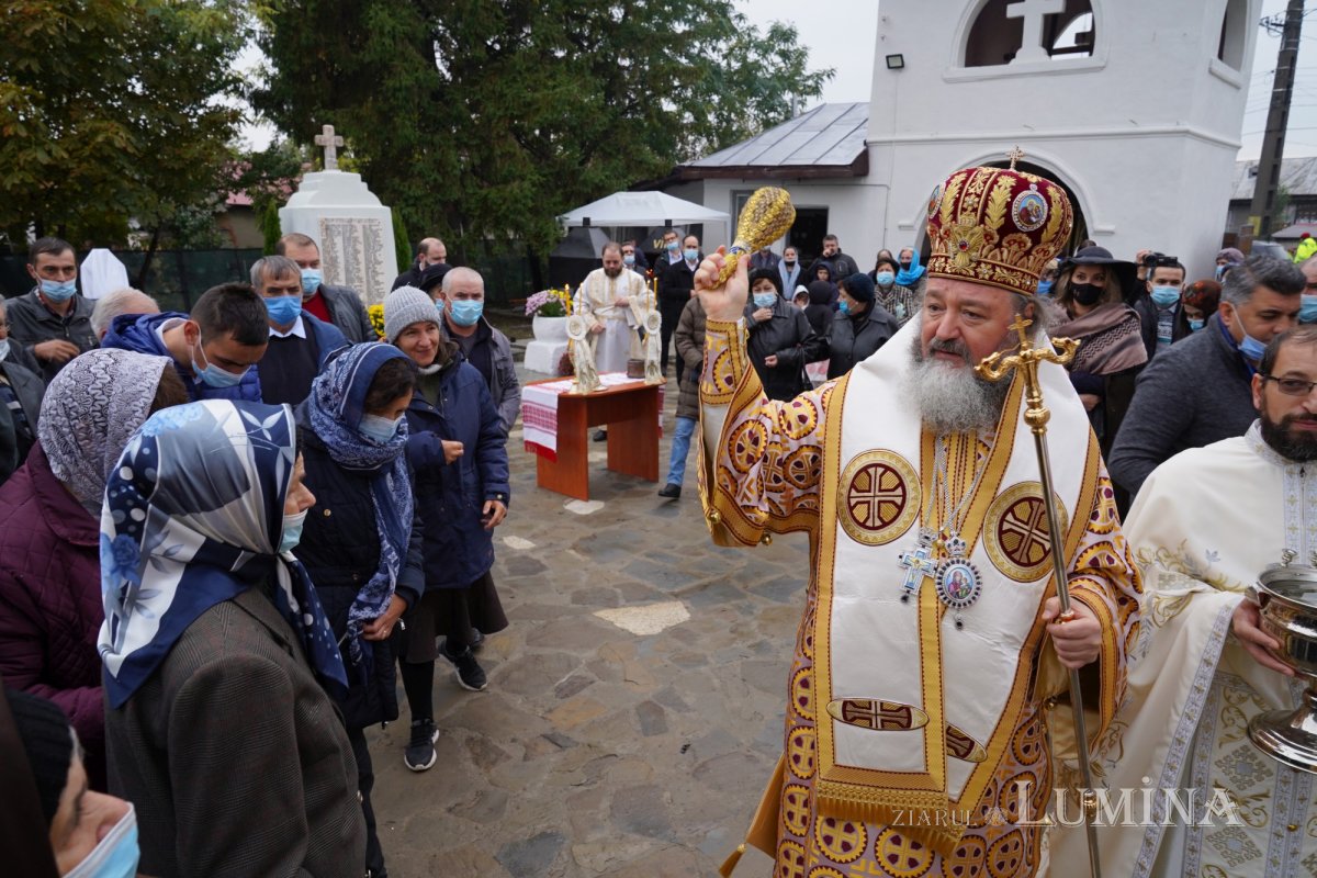 Binecuvântare arhierească la centenarul bisericii parohiei prahovene Fântânele 188561