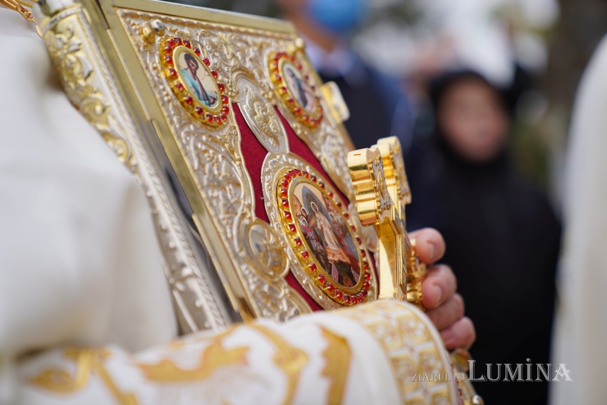 Binecuvântare arhierească la centenarul bisericii parohiei prahovene Fântânele 188562