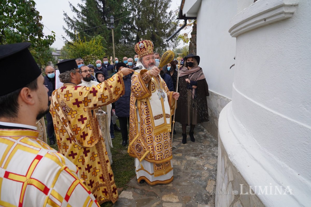 Binecuvântare arhierească la centenarul bisericii parohiei prahovene Fântânele 188563