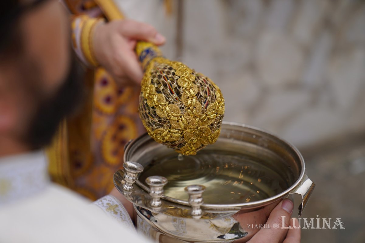 Binecuvântare arhierească la centenarul bisericii parohiei prahovene Fântânele 188564