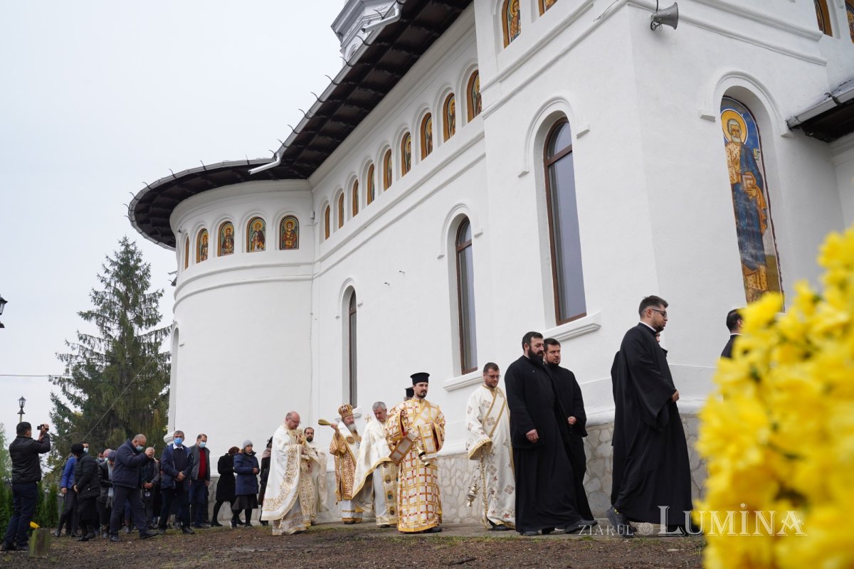 Binecuvântare arhierească la centenarul bisericii parohiei prahovene Fântânele 188566
