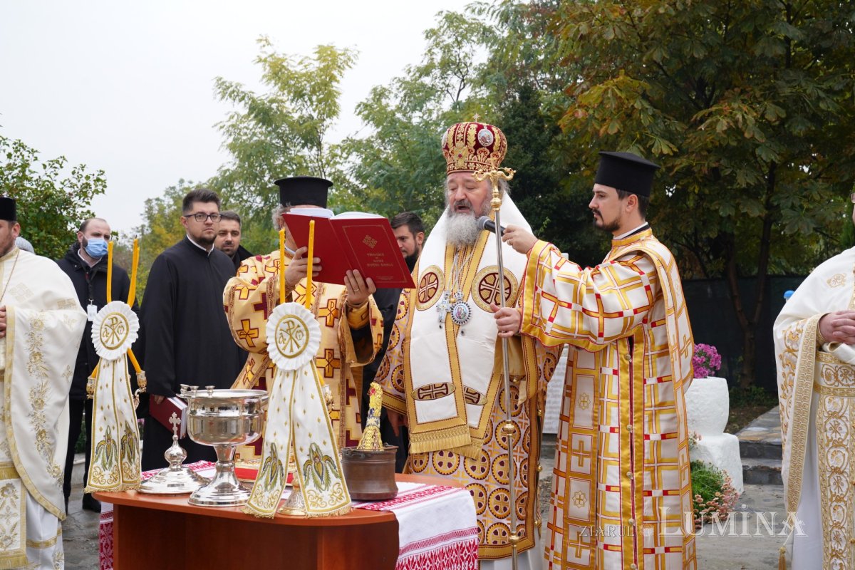 Binecuvântare arhierească la centenarul bisericii parohiei prahovene Fântânele 188568