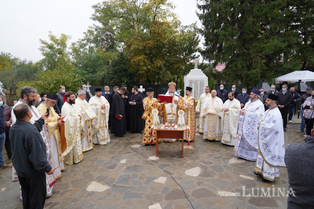 Binecuvântare arhierească la centenarul bisericii parohiei prahovene Fântânele 188569