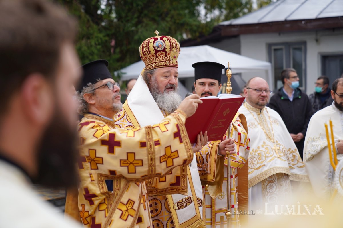 Binecuvântare arhierească la centenarul bisericii parohiei prahovene Fântânele 188570