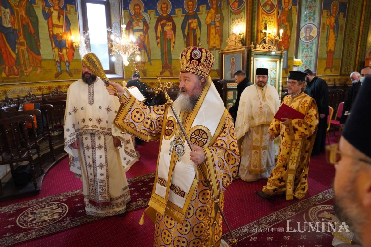 Binecuvântare arhierească la centenarul bisericii parohiei prahovene Fântânele 188571