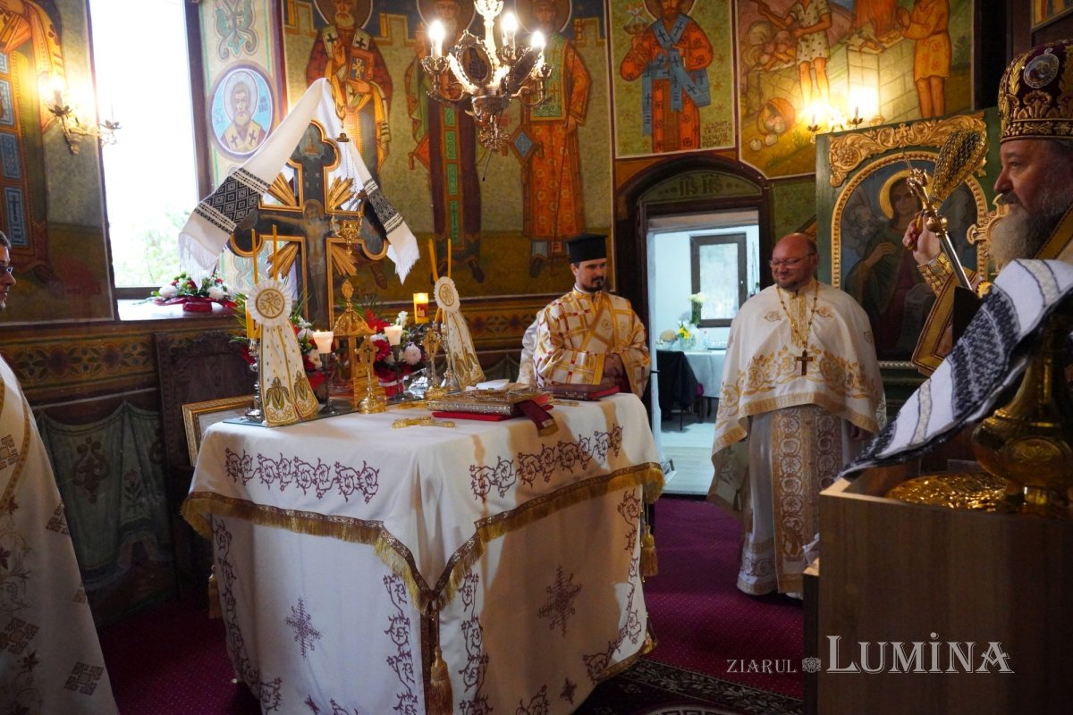Binecuvântare arhierească la centenarul bisericii parohiei prahovene Fântânele 188572