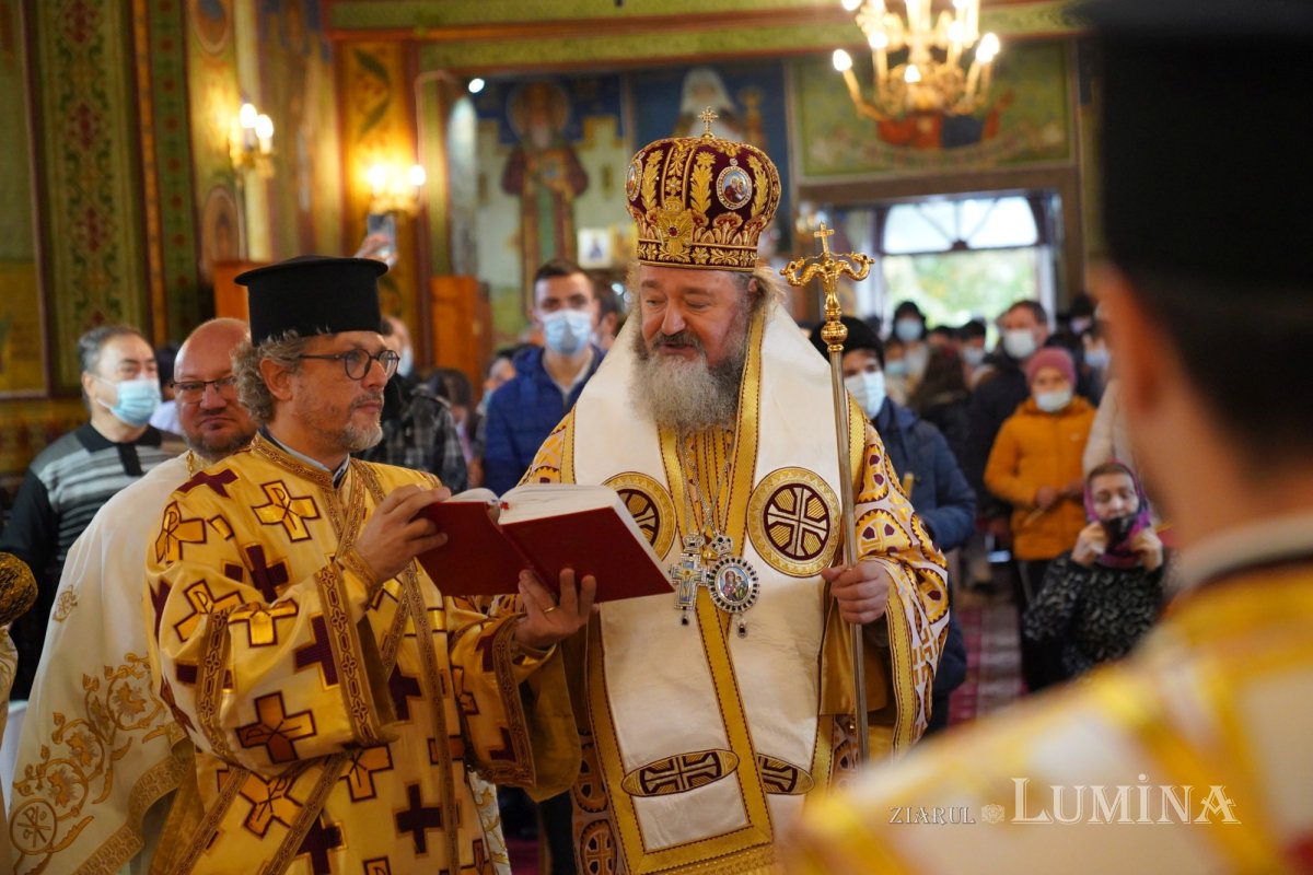 Binecuvântare arhierească la centenarul bisericii parohiei prahovene Fântânele 188573