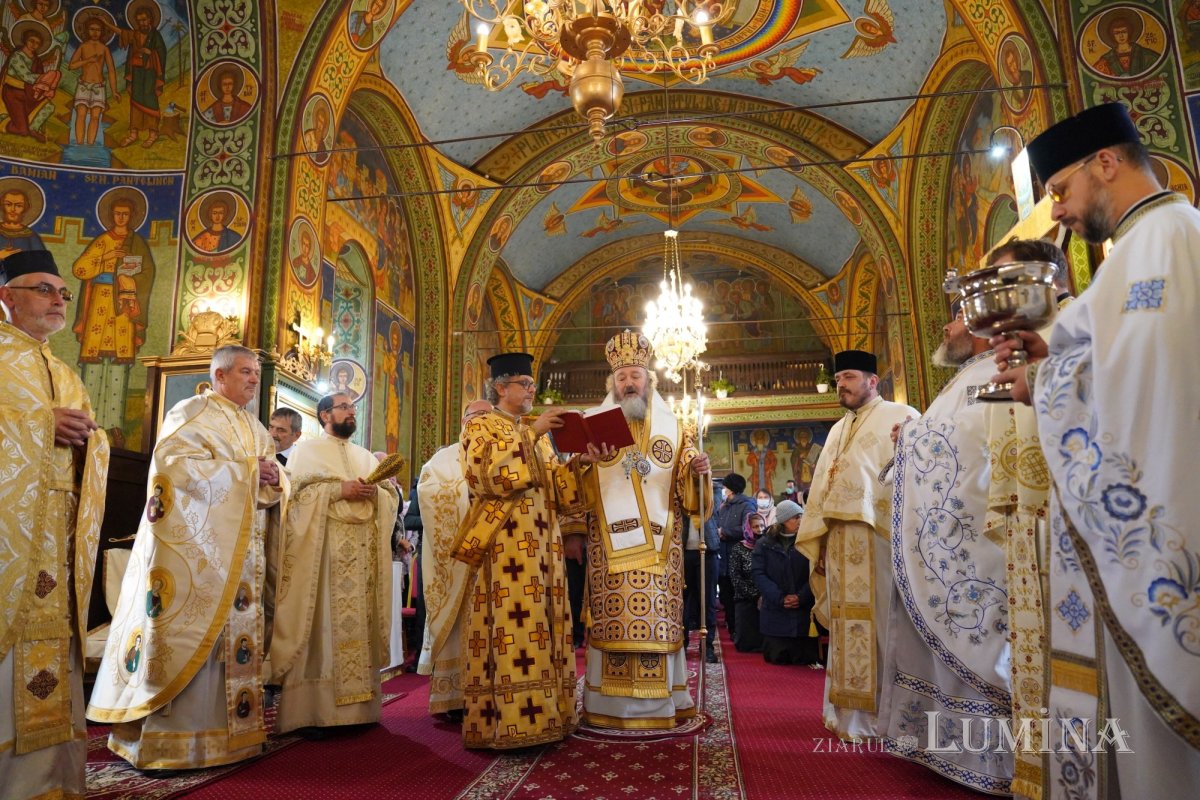 Binecuvântare arhierească la centenarul bisericii parohiei prahovene Fântânele 188574