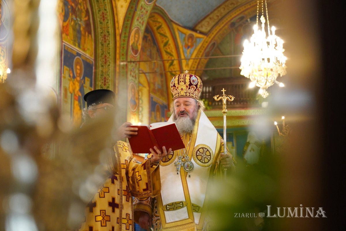 Binecuvântare arhierească la centenarul bisericii parohiei prahovene Fântânele 188575