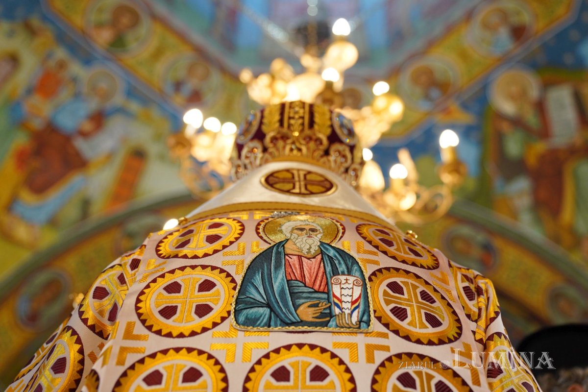 Binecuvântare arhierească la centenarul bisericii parohiei prahovene Fântânele 188576