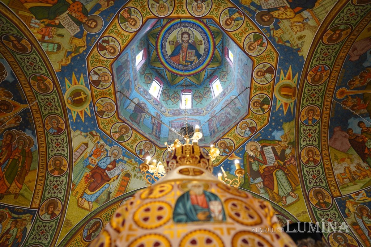 Binecuvântare arhierească la centenarul bisericii parohiei prahovene Fântânele 188577