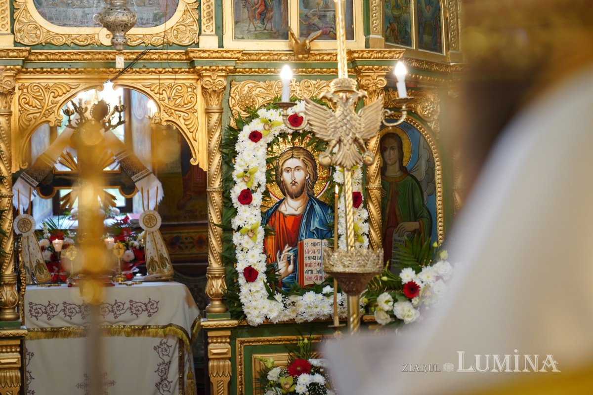 Binecuvântare arhierească la centenarul bisericii parohiei prahovene Fântânele 188578