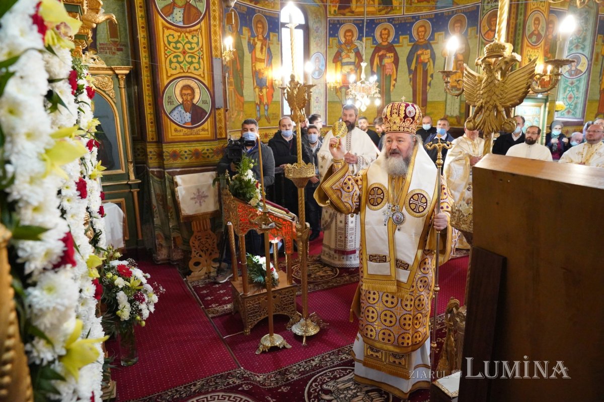 Binecuvântare arhierească la centenarul bisericii parohiei prahovene Fântânele 188579