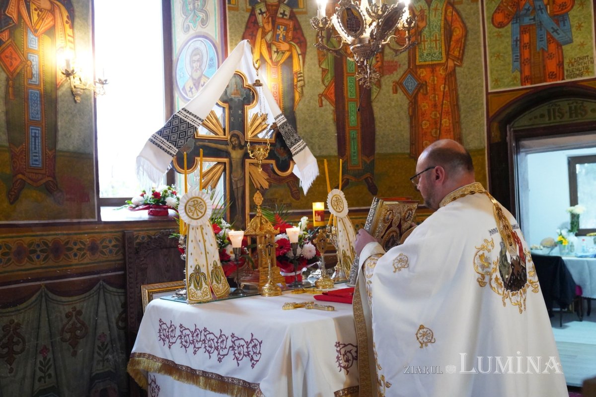 Binecuvântare arhierească la centenarul bisericii parohiei prahovene Fântânele 188580