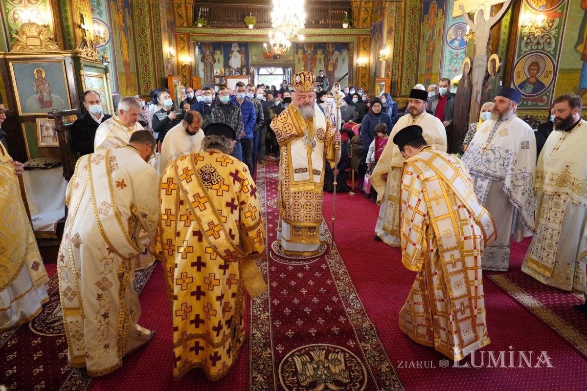 Binecuvântare arhierească la centenarul bisericii parohiei prahovene Fântânele 188581