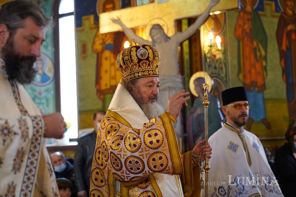 Binecuvântare arhierească la centenarul bisericii parohiei prahovene Fântânele 188582